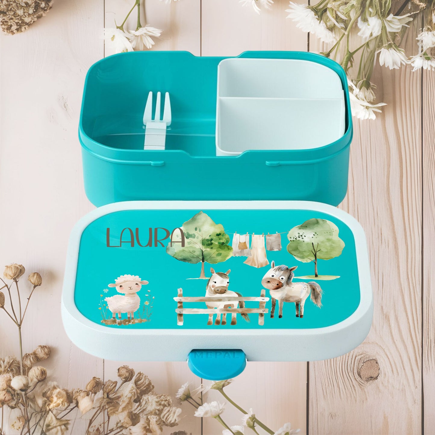 Lunchbox türkis mit Trennung und Gabel mit Bauernhof Motiven und Namen personalisieren