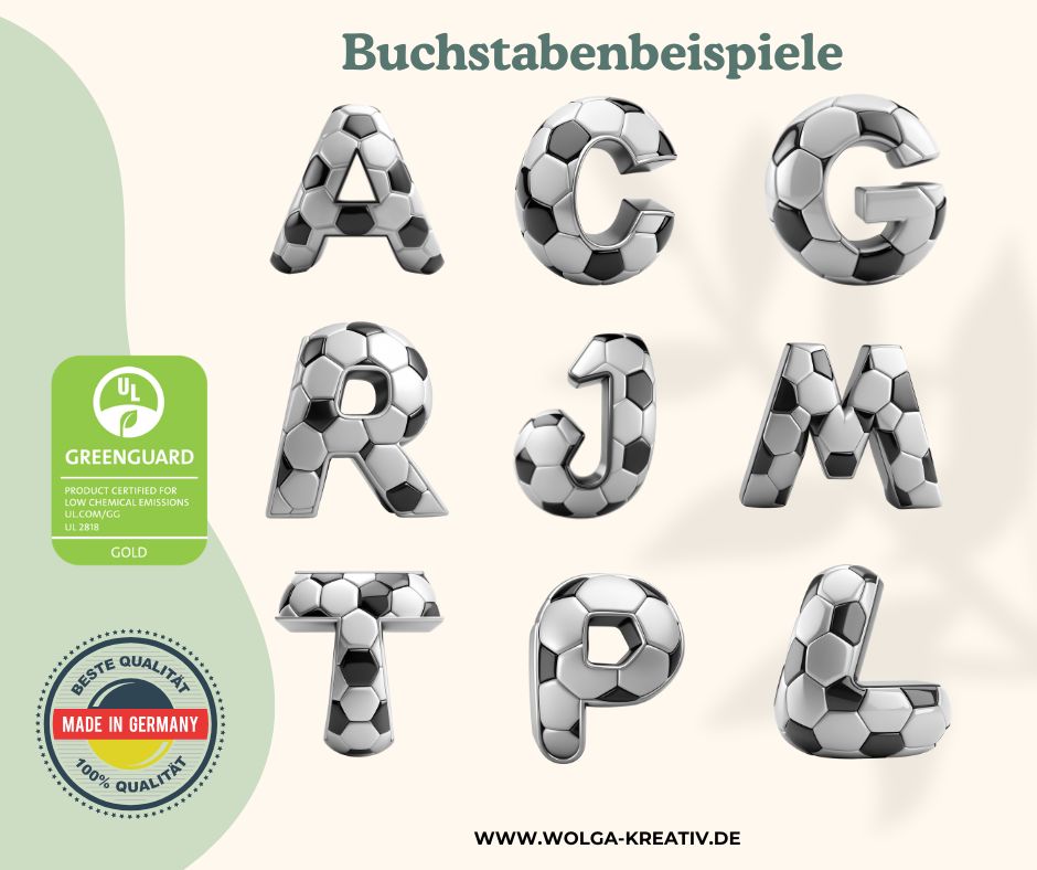 Camping Tasse mit Buchstabe und Wunschnamen auf Holztisch