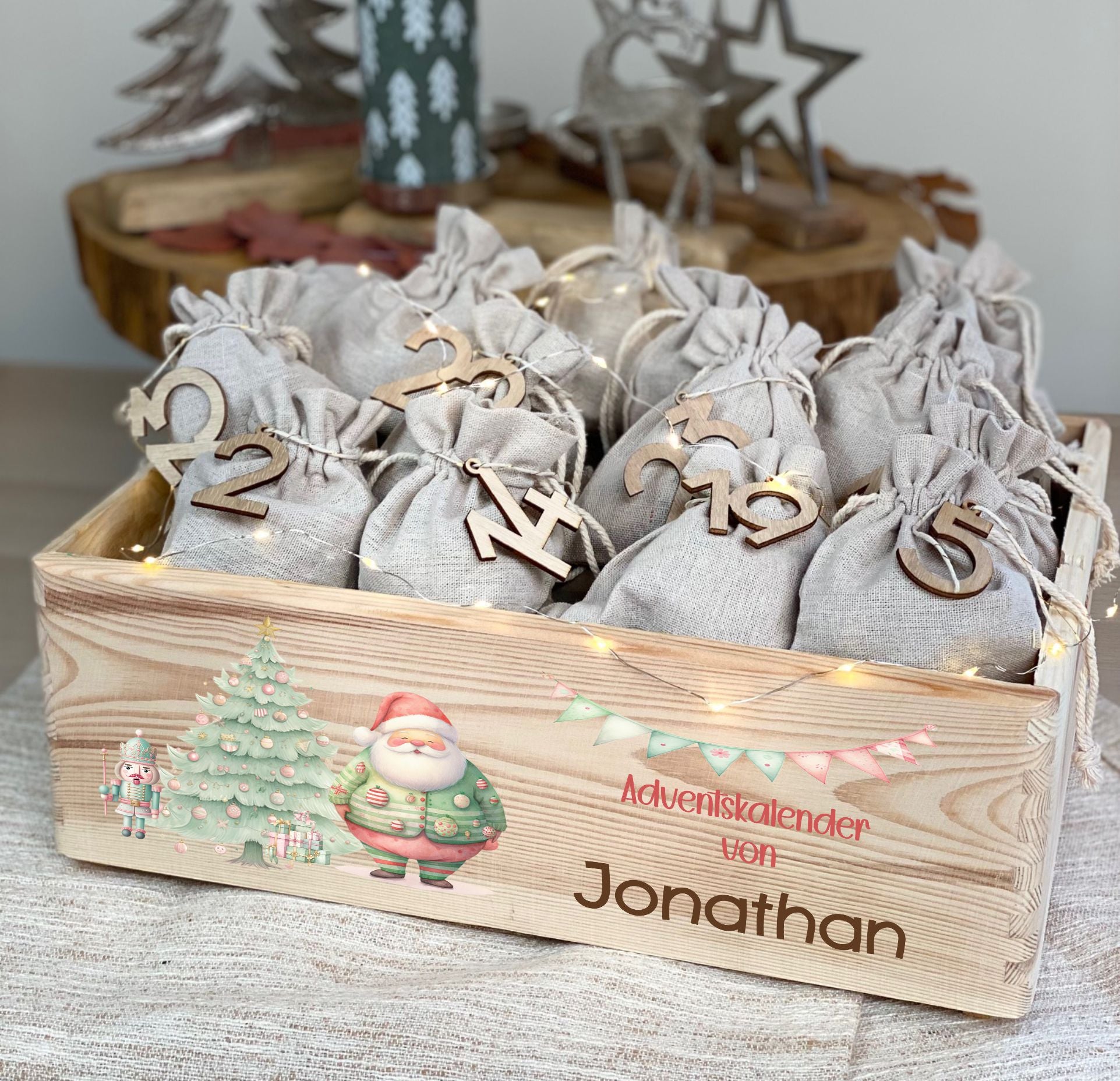 Adventskiste aus Holz mit Namen & skandinavischen Motiven