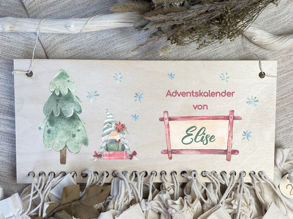 Personalisierter Adventskalender aus Holz und Stoffsäckchen Weihnachtsbaum und Gnom