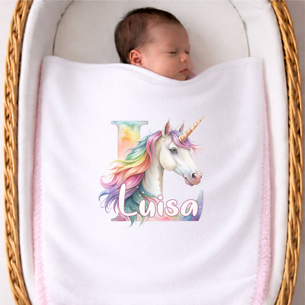 Personalisierte Babydecke mit Namen und Einhorn Motiv aus weichem Plüsch für Neugeborene im Babybett