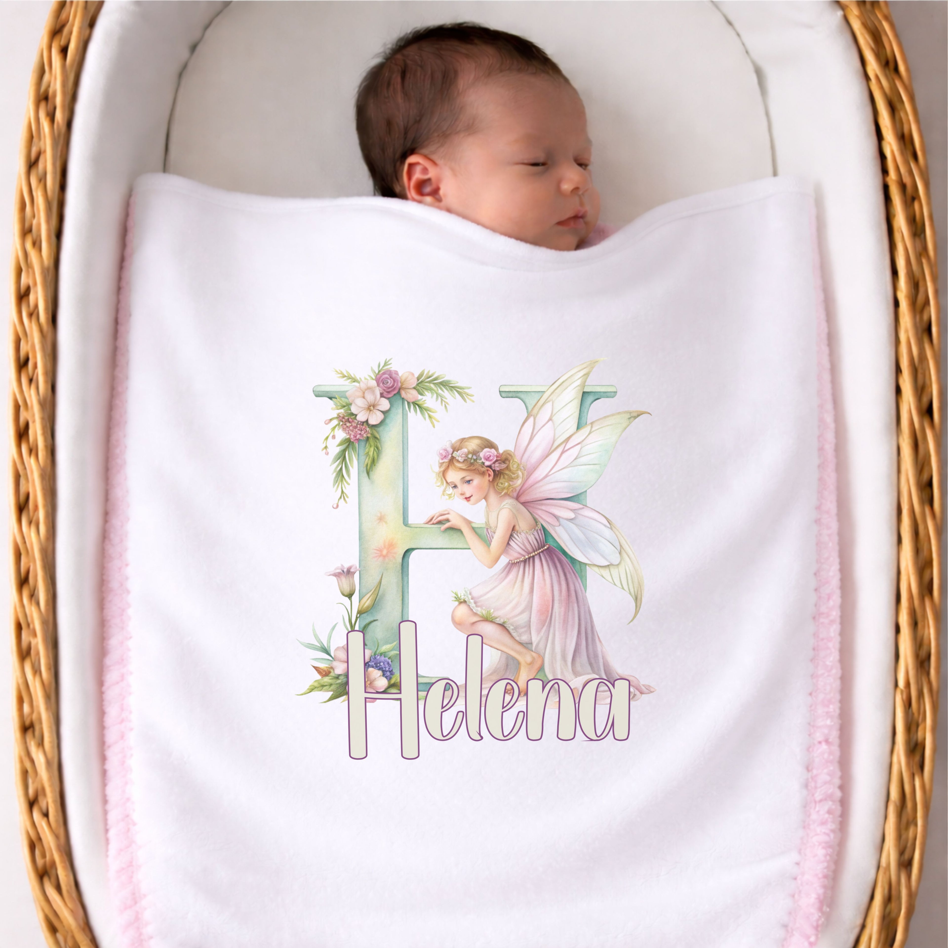 Personalisierte Babydecke mit Namen und Fee Motiv aus weichem Plüsch für Neugeborene im Babybett