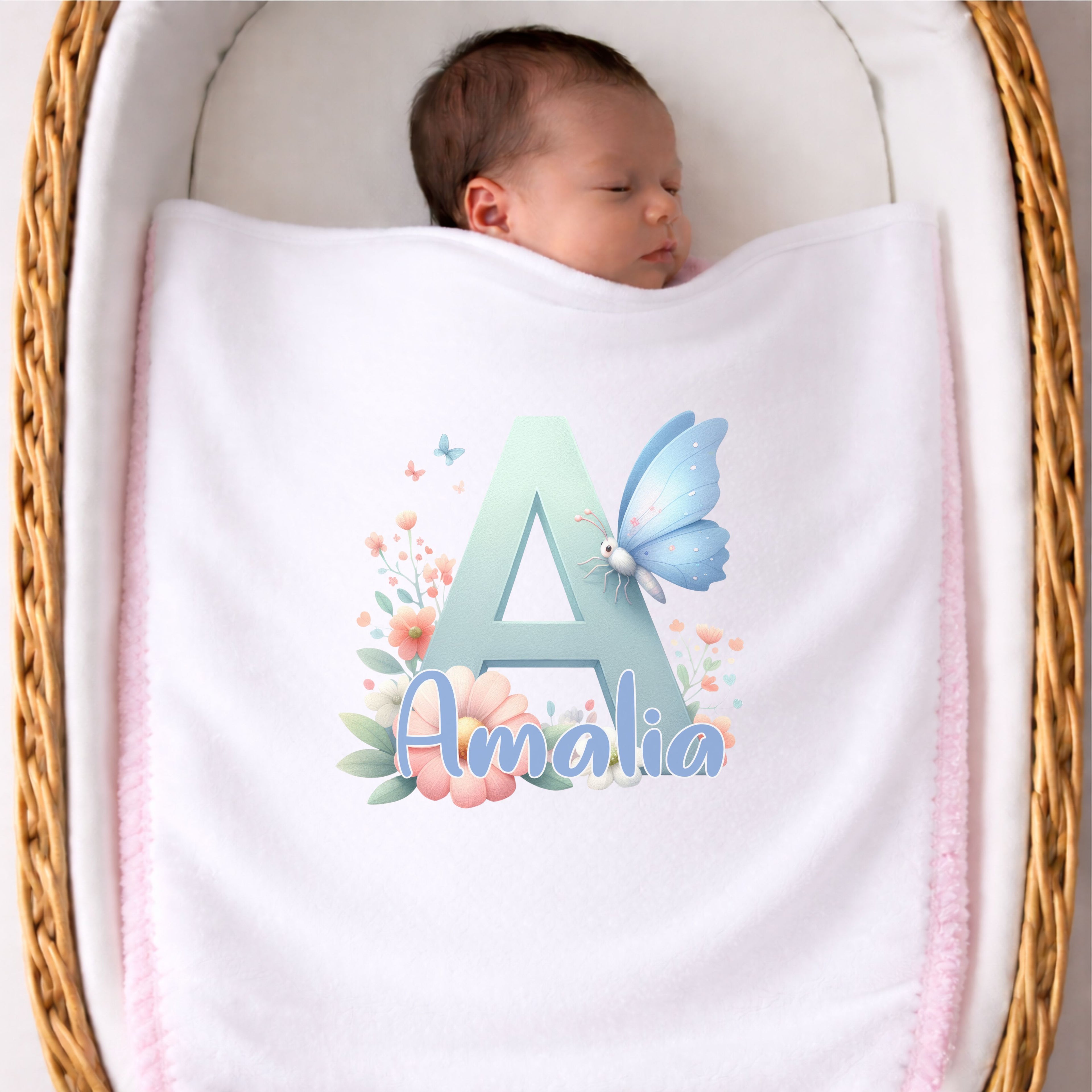 Kuscheldecke Baby mit Schmetterling Motiv und Namensdruck als hochwertiges Babygeschenk