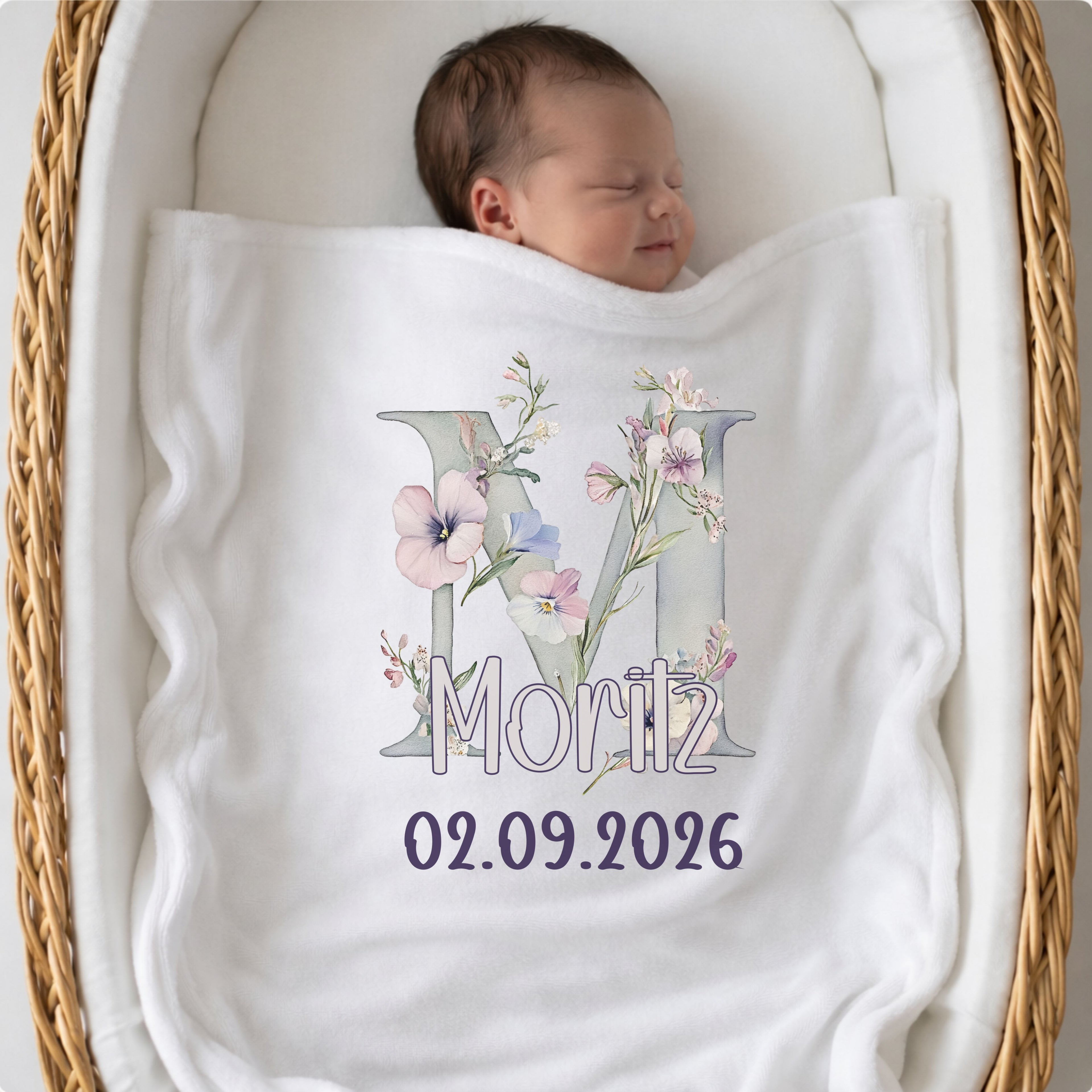 Babydecke mit Namen und optionalem Datum im Blumen Alphabet Look für Kinderwagen und Babybett