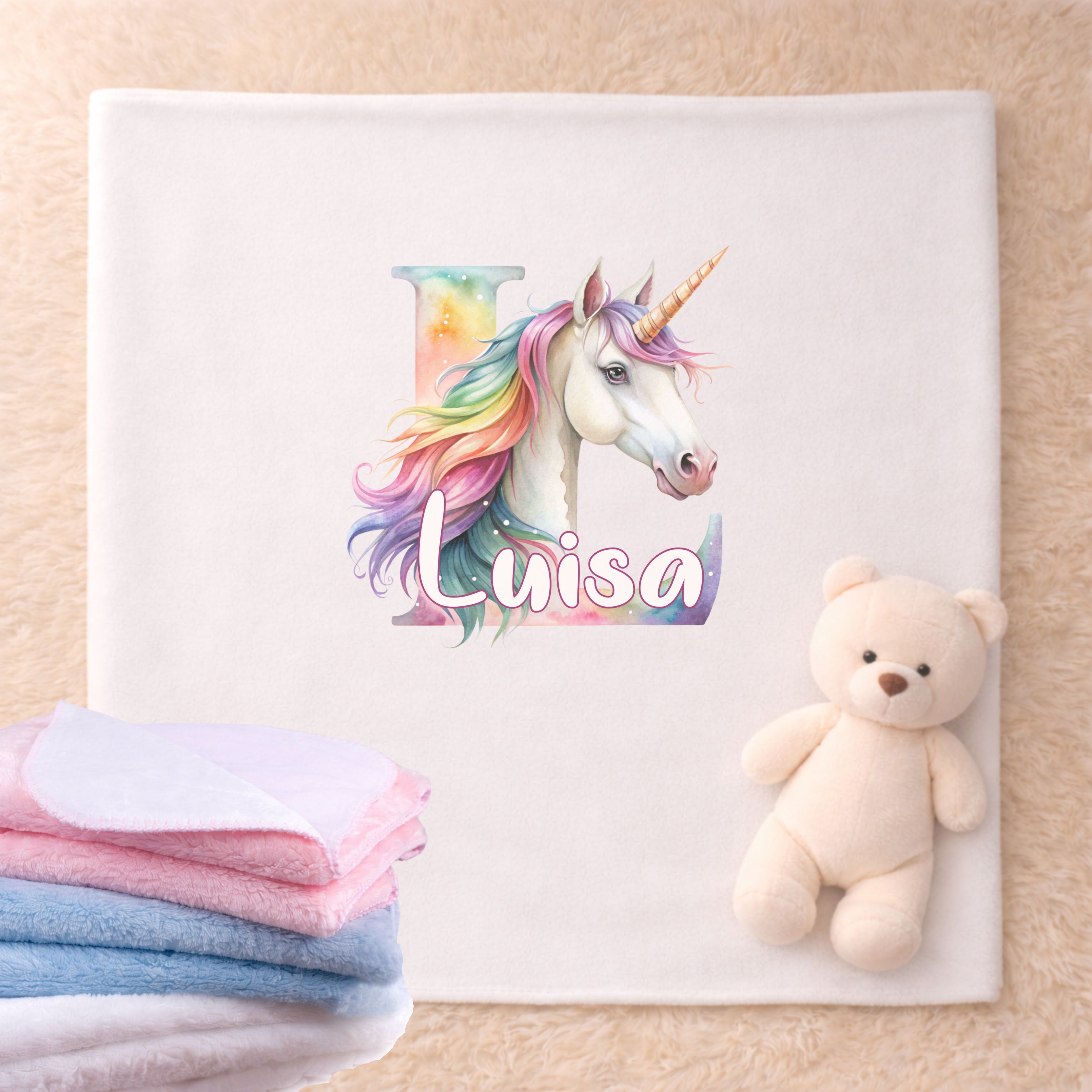 Babydecke personalisiert mit Einhorn Design und sanften Farben als kuschelige Decke für Babys