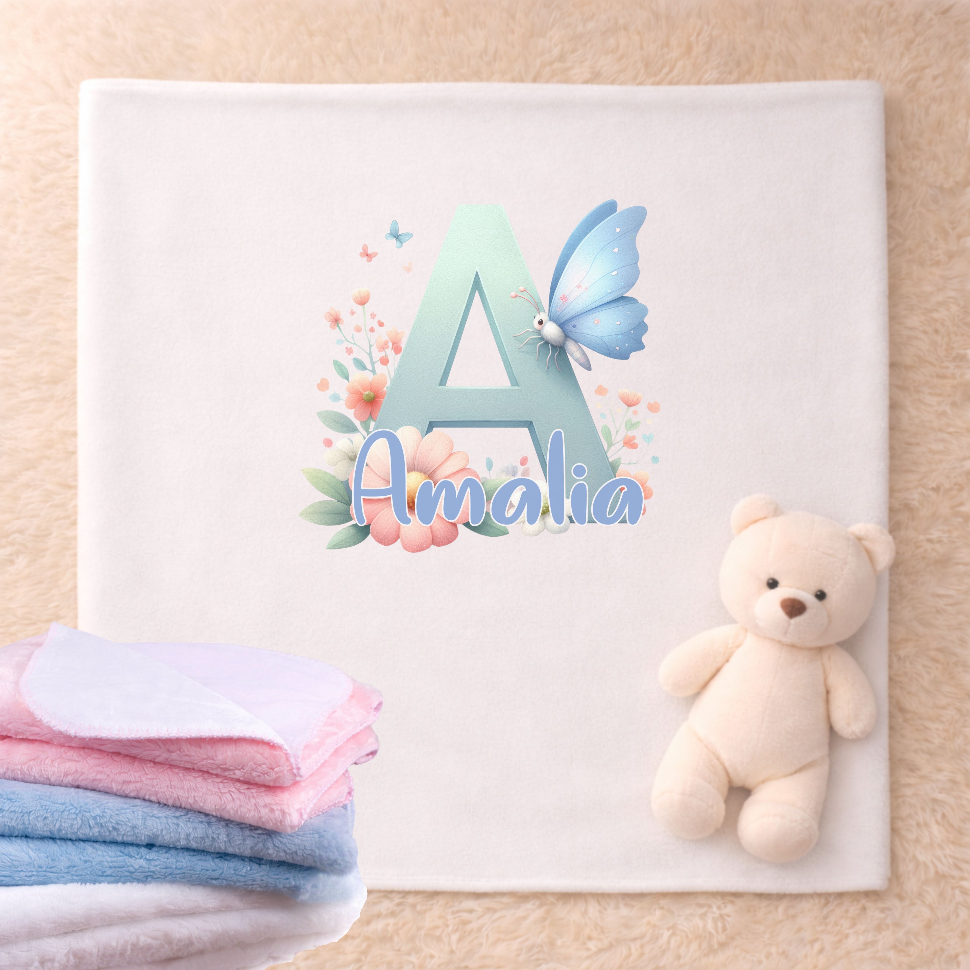 Babydecke personalisiert mit Schmetterling Design in zarten Farben als kuschelige Decke für Mädchen