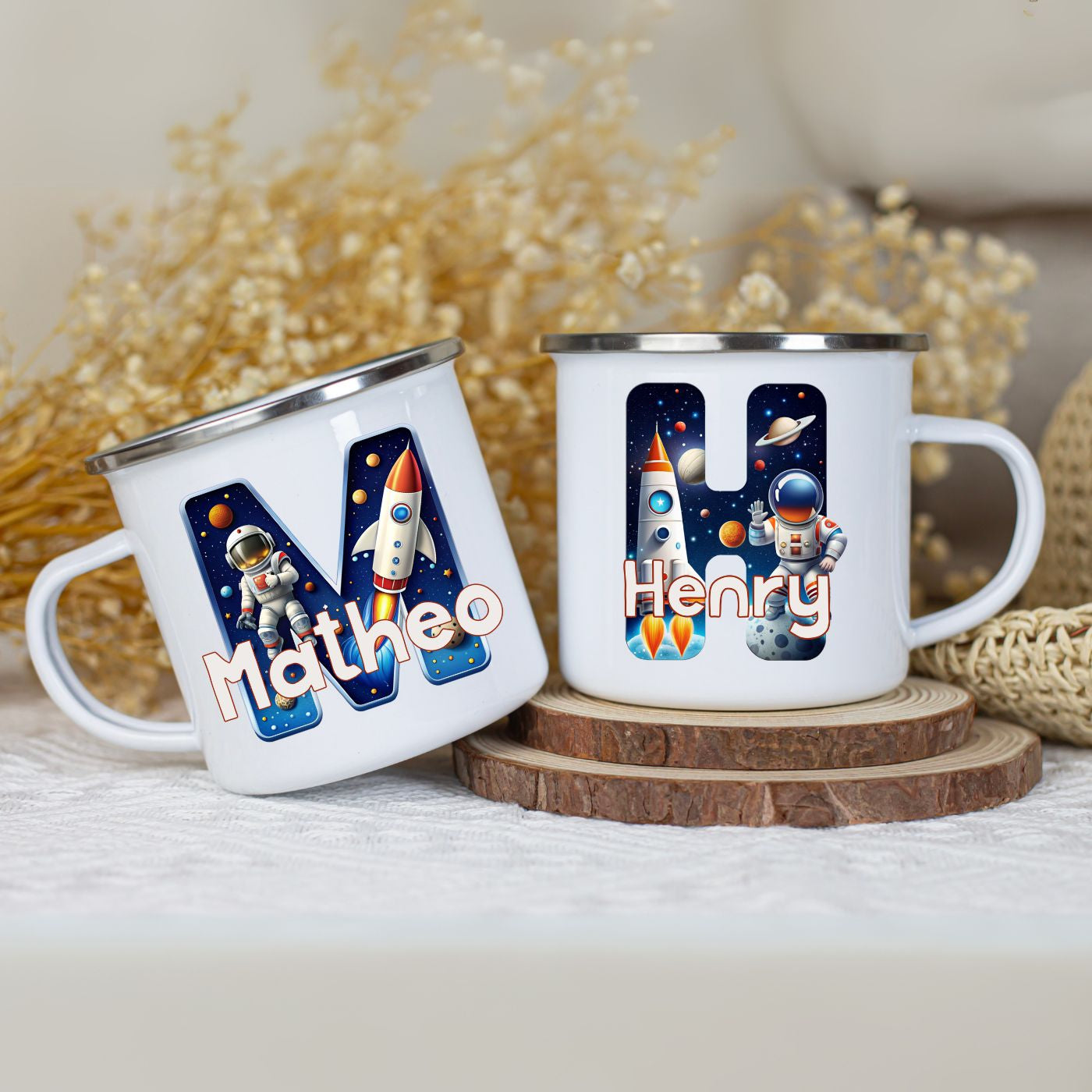 Personalisierte Emaille Tasse mit Astronaut Motiv und großem Buchstaben