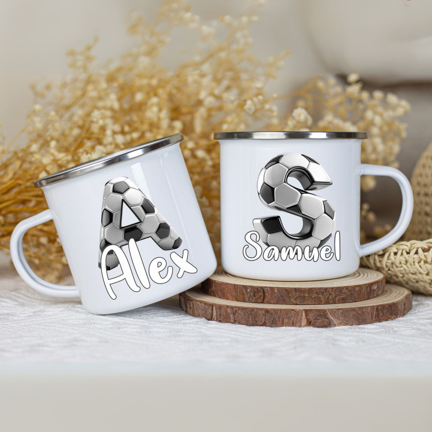 Personalisierte Emaille Tasse mit Fussball Motiv und großem Buchstaben