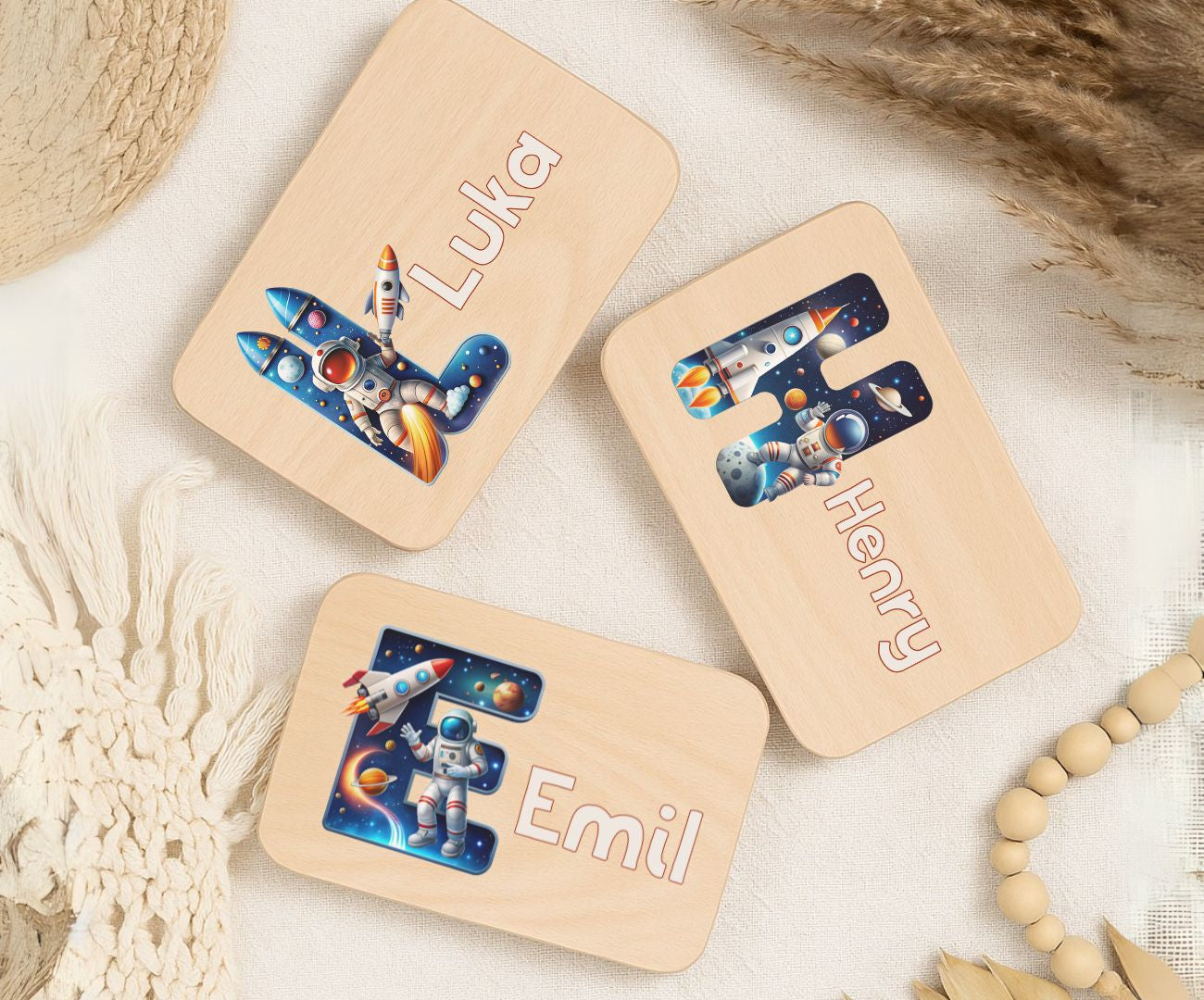 Personalisiertes Holzbrettchen mit Namen – Astronaut Buchstabe Motiv für Kinder