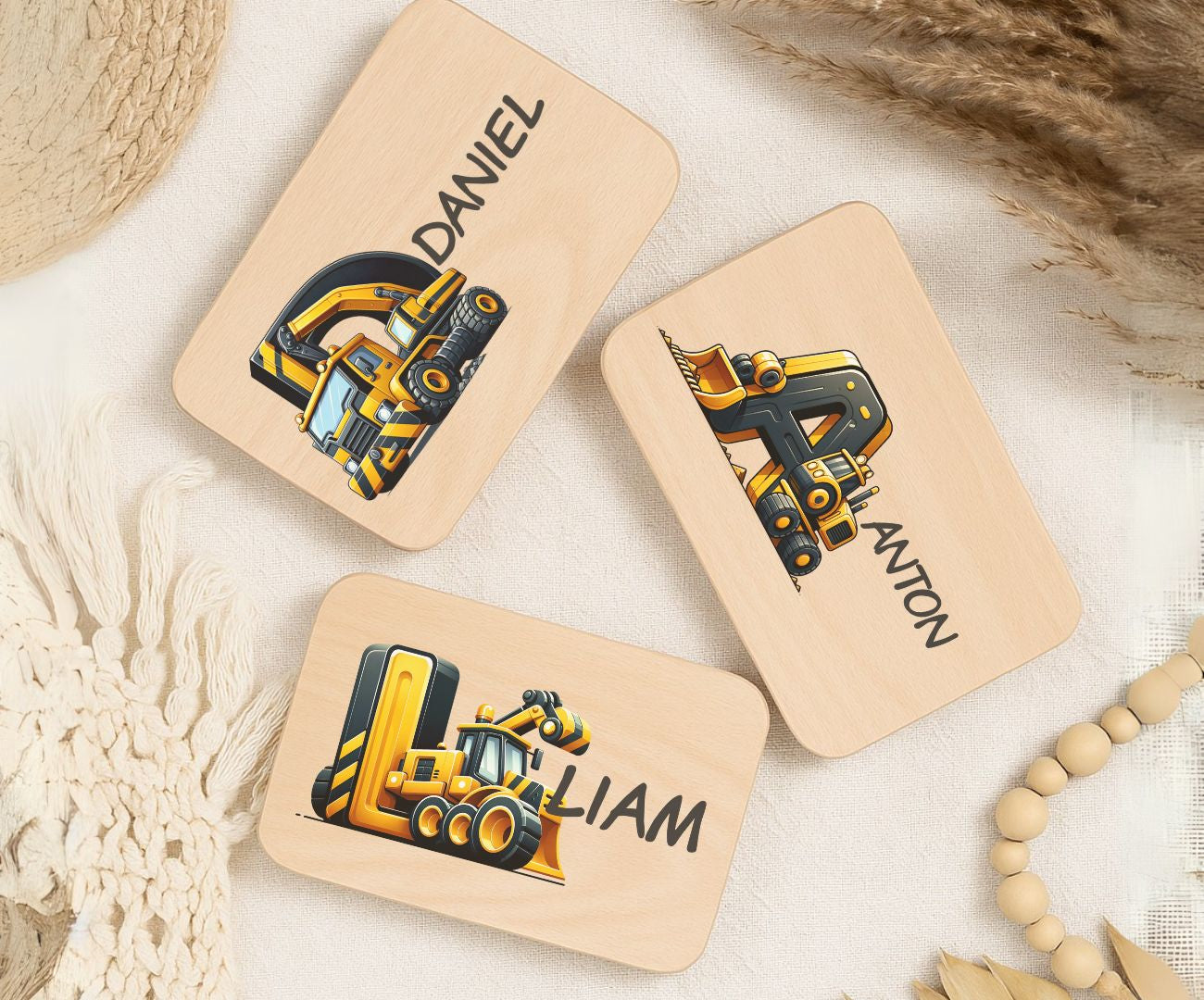 Personalisiertes Holzbrettchen mit Namen – Baustelle Buchstabe Motiv