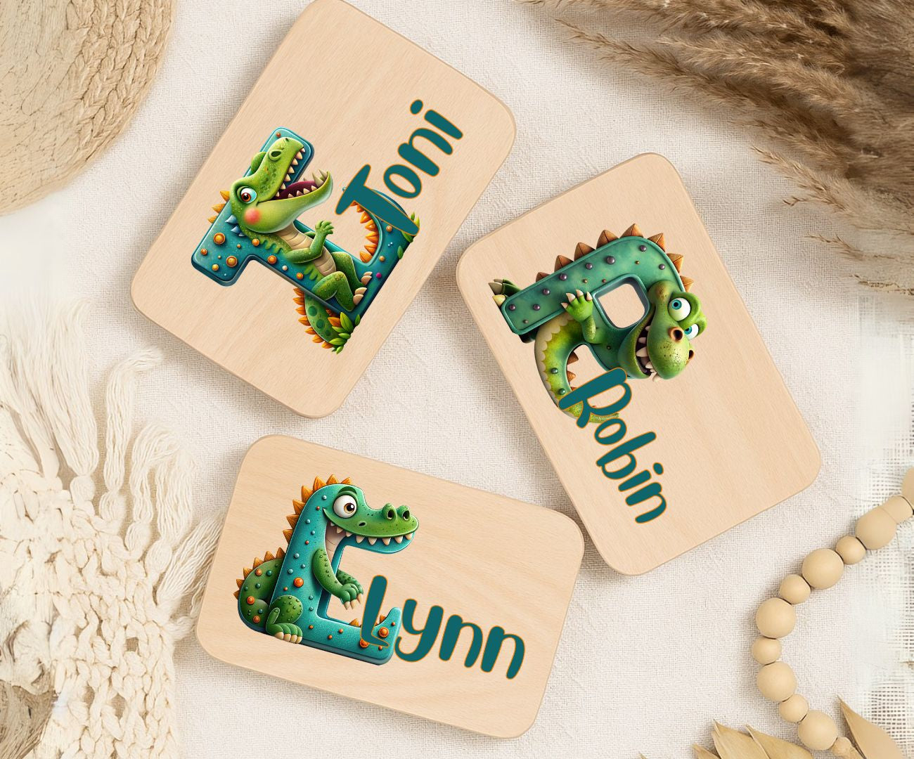 Personalisiertes Holzbrettchen mit Namen – Dino Buchstabe Motiv