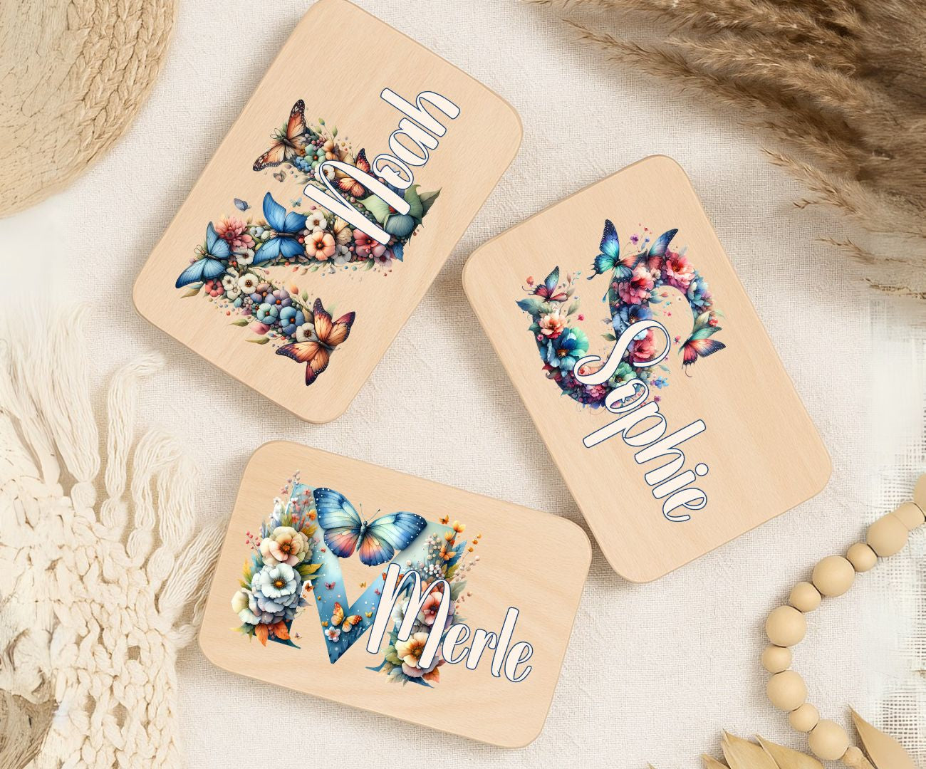Personalisiertes Holzbrettchen mit Namen – Blume Schmetterling Buchstabe