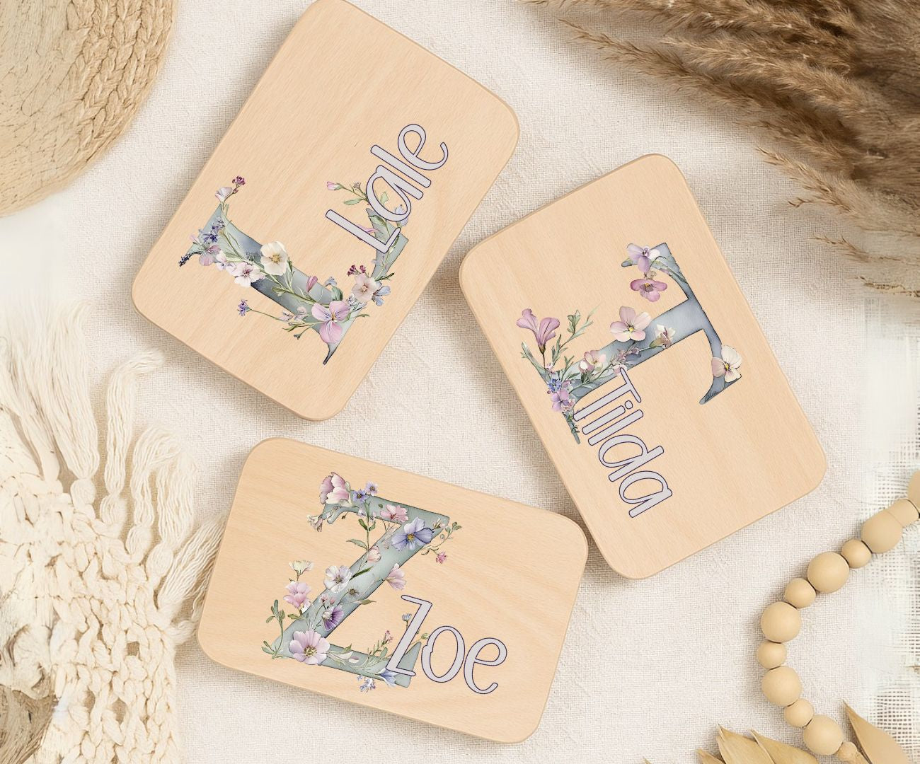 Personalisiertes Holzbrettchen Buchstabe Blumen Motiv für Kinder