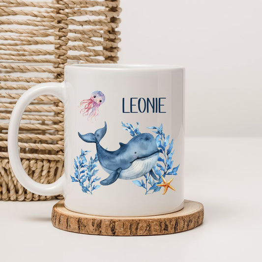 Kindertasse weiß mit maritim Motiven und Namen personalisiert - Delfin Oktopus Wal